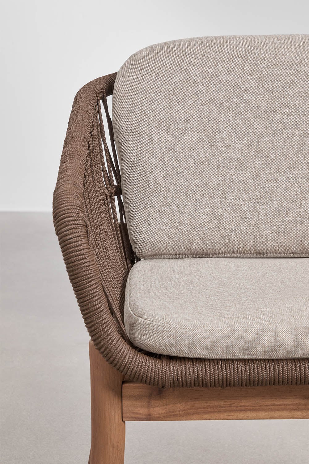 Pack de 4 chaises de salle à manger avec accoudoirs en bois d'acacia et corde tressée Karvia, image de la galerie 4