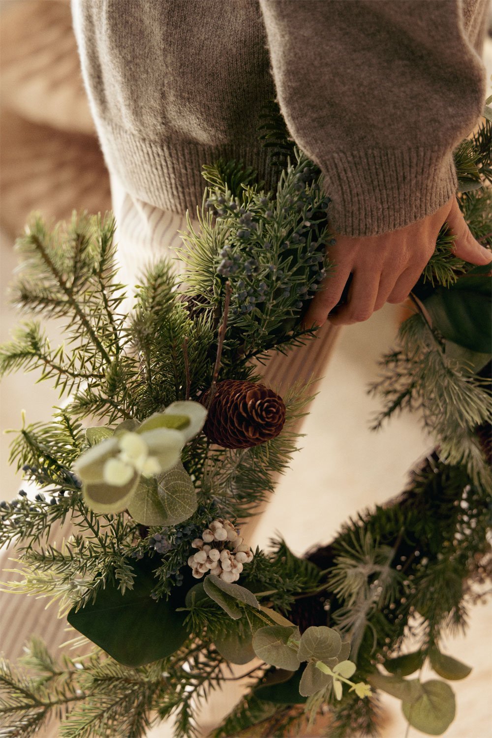 Couronne décorative de Noël Ø50 cm en rotin avec pommes de pin Eirwen, image de la galerie 2