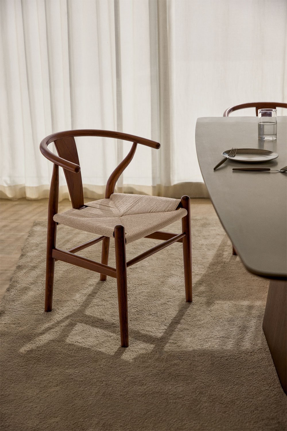 Chaise de salle à manger en bois d'orme Uish Edition, image de la galerie 1