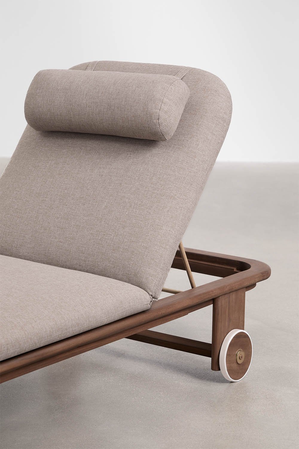 Chaise longue inclinable en bois d'acacia Uleno, image de la galerie 7