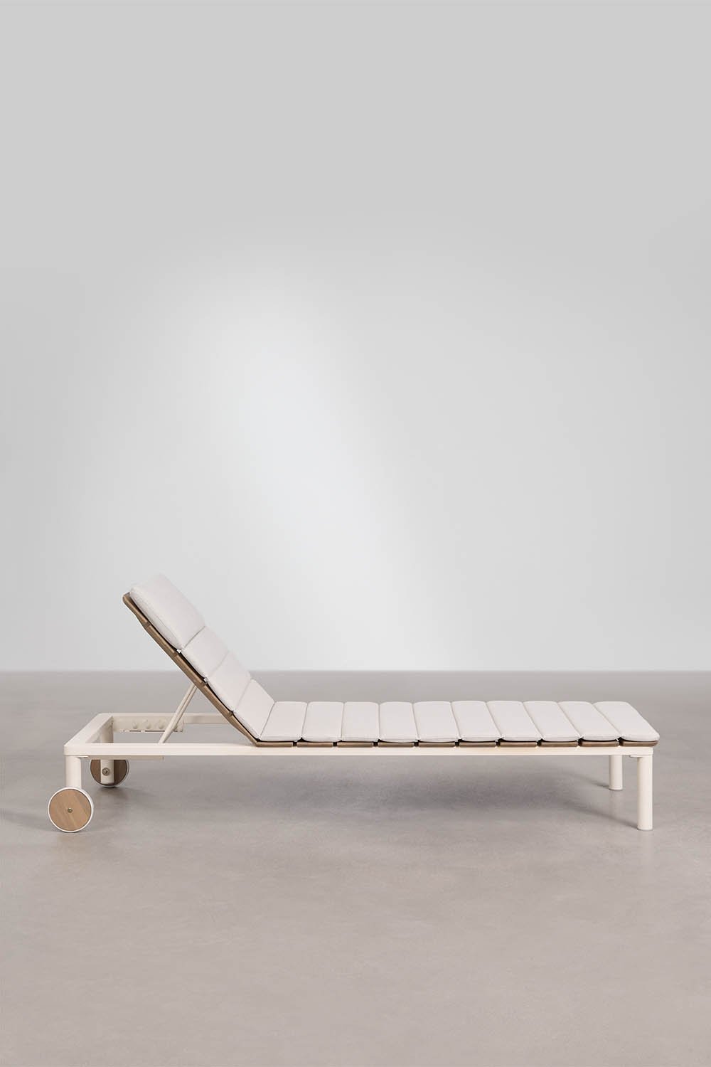 Chaise longue inclinable en bois d'acacia Sirka, image de la galerie 3