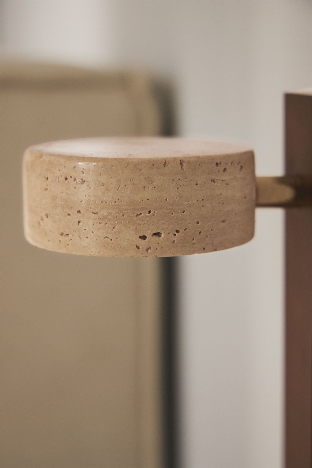 Applique mural LED orientable en bois et travertin Davise, image de la galerie 2