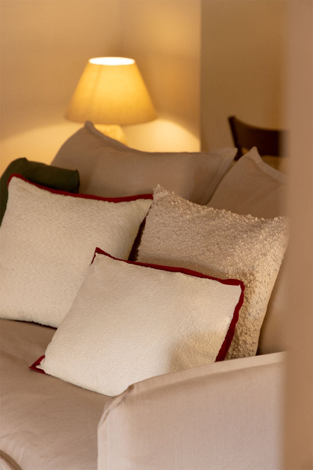 Coussin rectangulaire 35x50 cm en tissu bouclé Renildo, image de la galerie 1