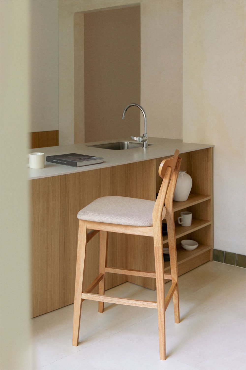 Tabouret haut Cloda en tissu et bois, image de la galerie 1