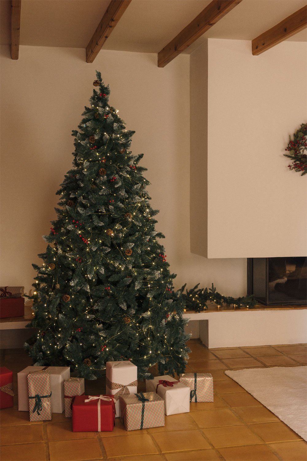 Sapin de Noël avec pommes de pin décoratives et baies rouges Livigno, image de la galerie 1
