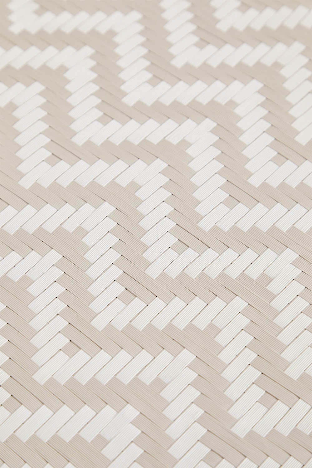 Lot de 2 tabourets hauts empilables 65 cm en aluminium et rotin synthétique beige nude - blanc gardénia Brielle Bistro, image de la galerie 4