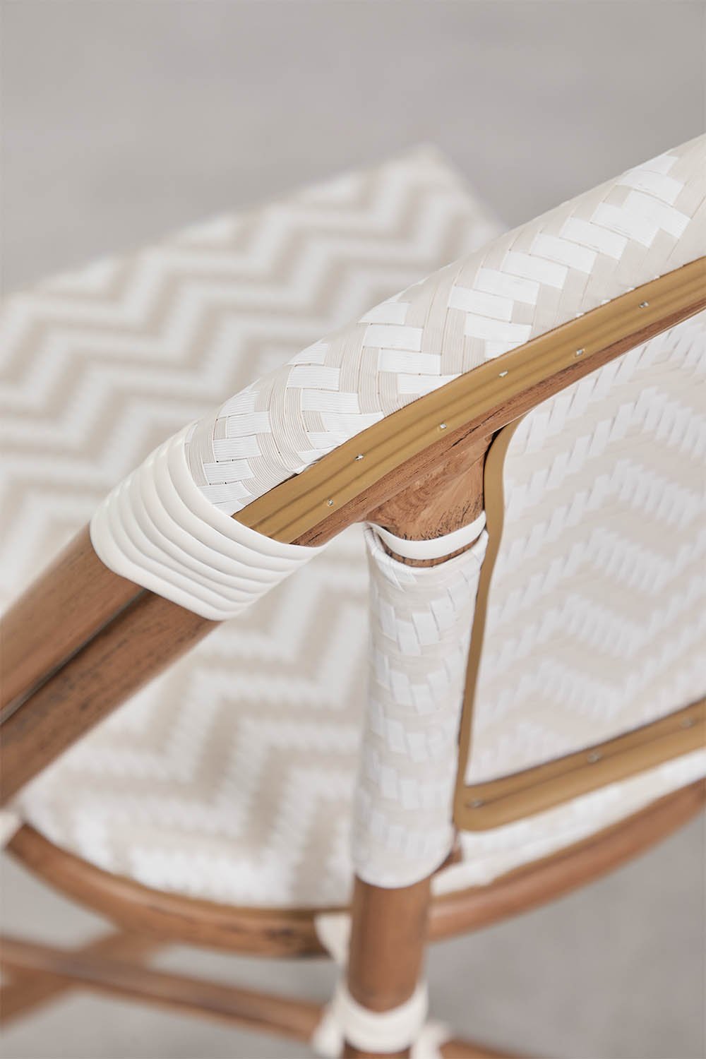 Tabouret haut empilable Brielle Bistro avec dossier en aluminium et rotin synthétique, image de la galerie 5