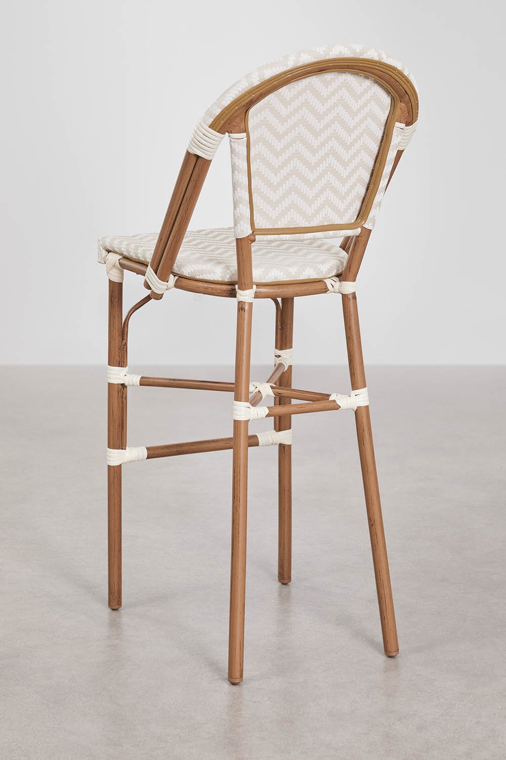 Pack de 4 tabourets hauts empilables avec dossier en aluminium et rotin synthétique Brielle Bistro, image de la galerie 3