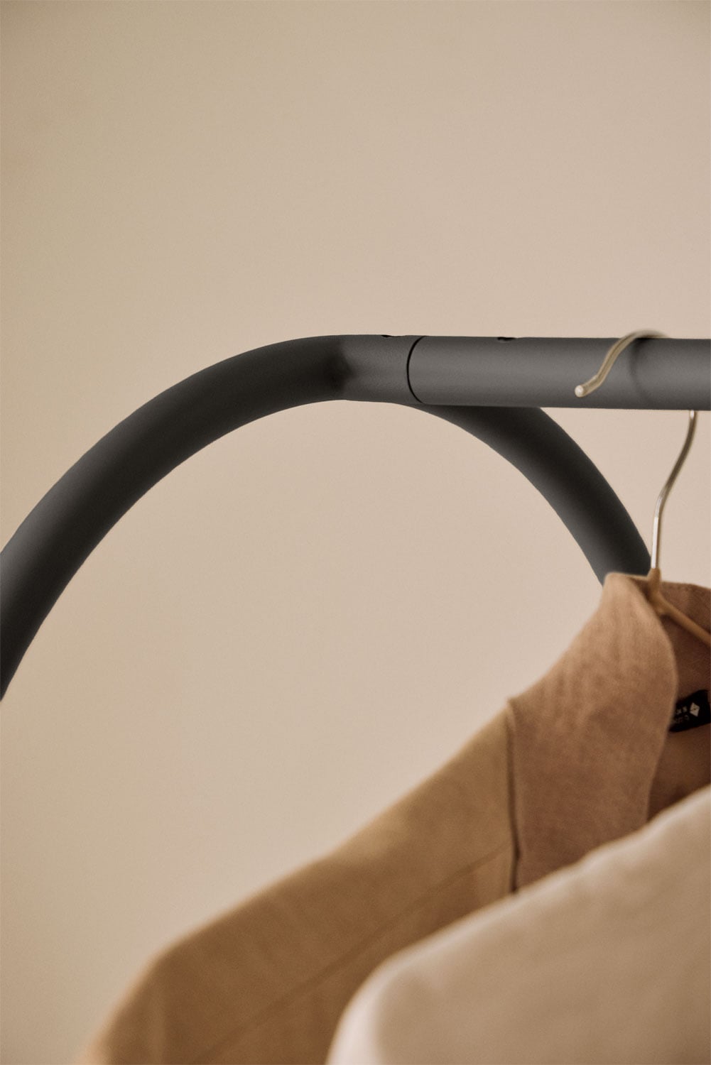 Porte-manteau en acier Danara, image de la galerie 2