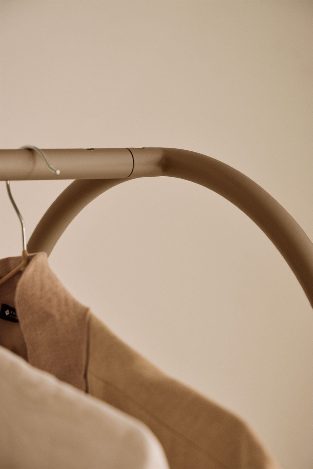 Porte-manteau en acier Danara, image de la galerie 2