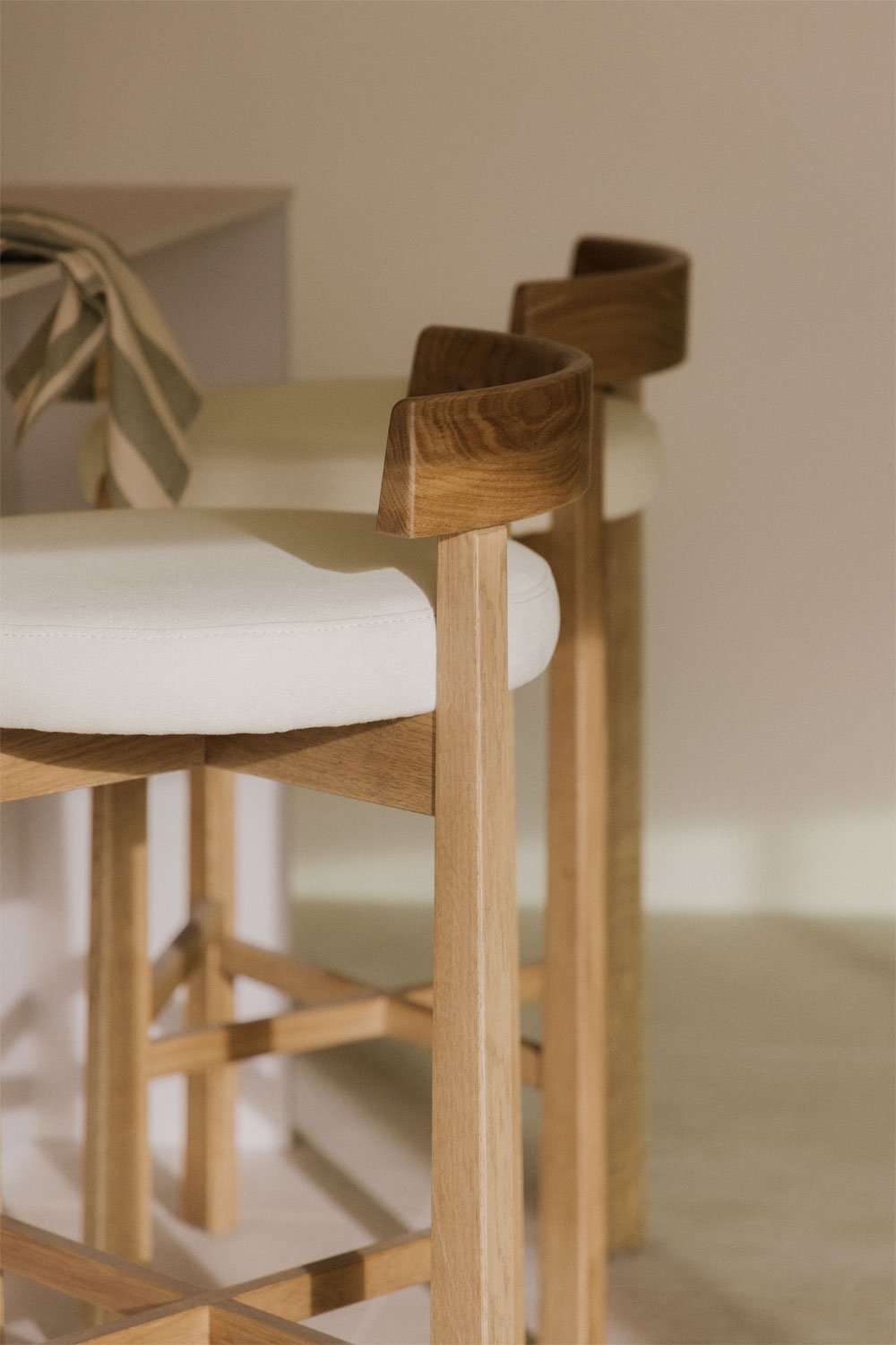Pack de 4 tabourets hauts en bois de chêne et revêtus de tissu Manila, image de la galerie 2