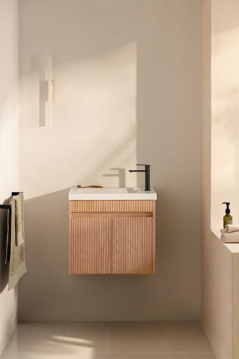 Ensemble meuble de salle de bain suspendu en bois avec lavabo intégré Narek, image de la galerie 1