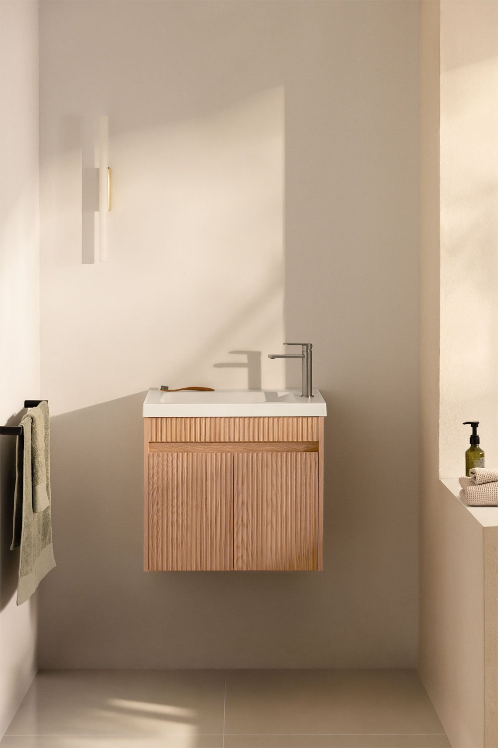 Ensemble de meuble de salle de bain suspendu en bois avec lavabo intégré Narek, image de la galerie 1