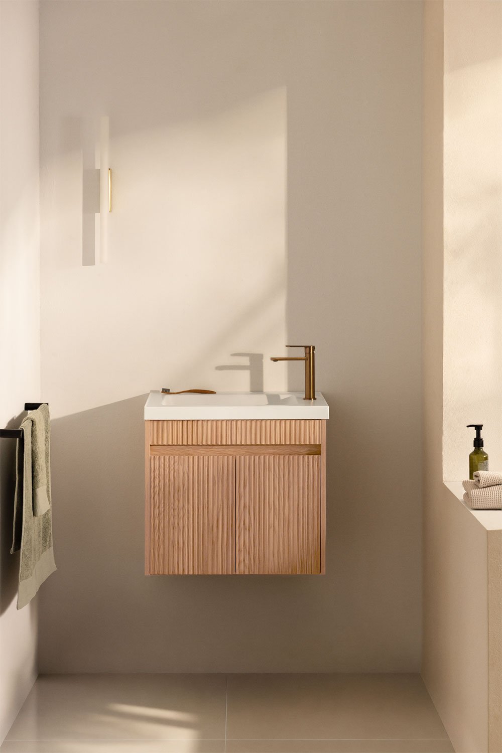 Ensemble de meuble de salle de bain suspendu en bois avec lavabo intégré Narek, image de la galerie 1