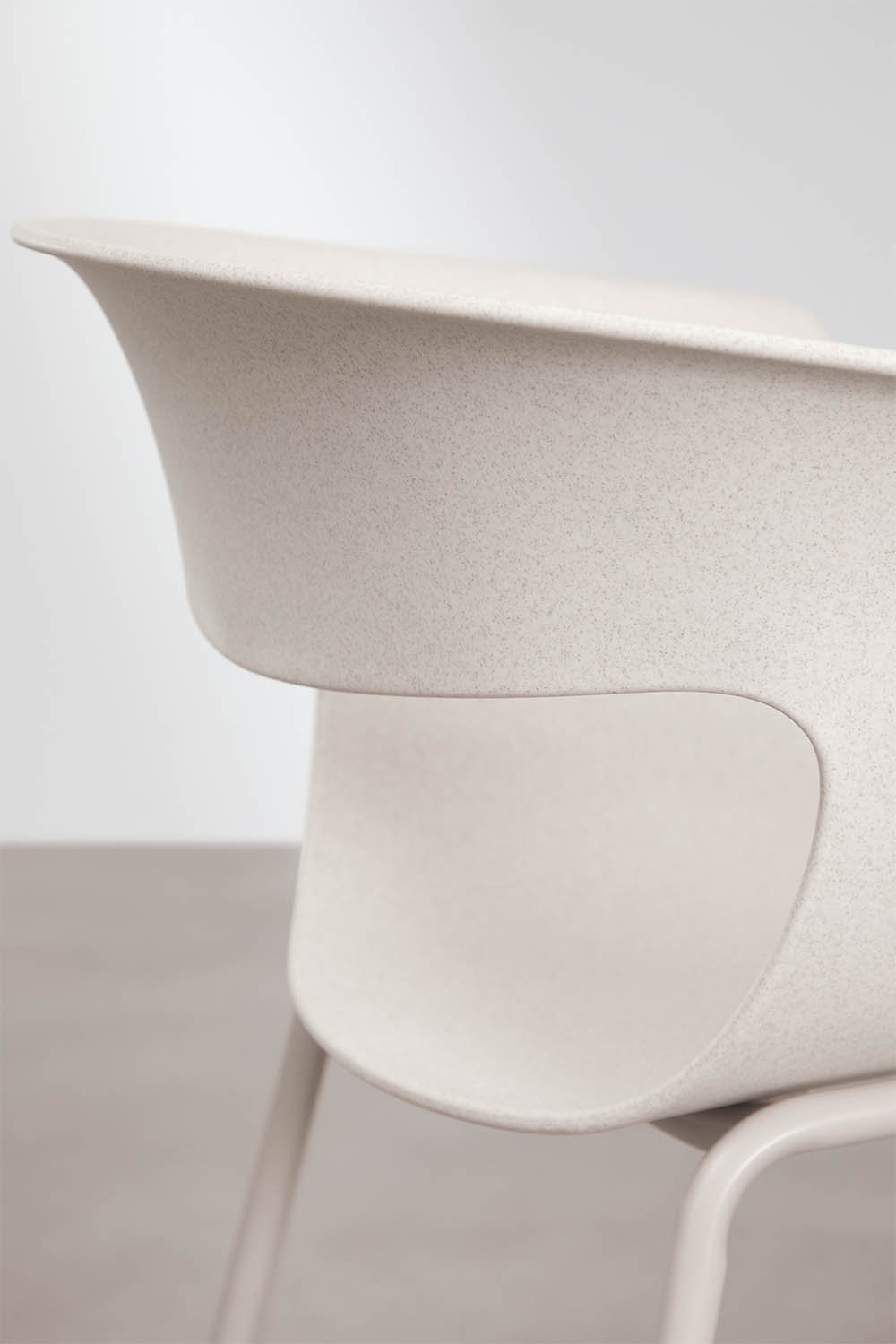 Lot de 4 tabourets hauts de jardin 65 cm en polypropylène et acier blanc pierre Alanys, image de la galerie 4