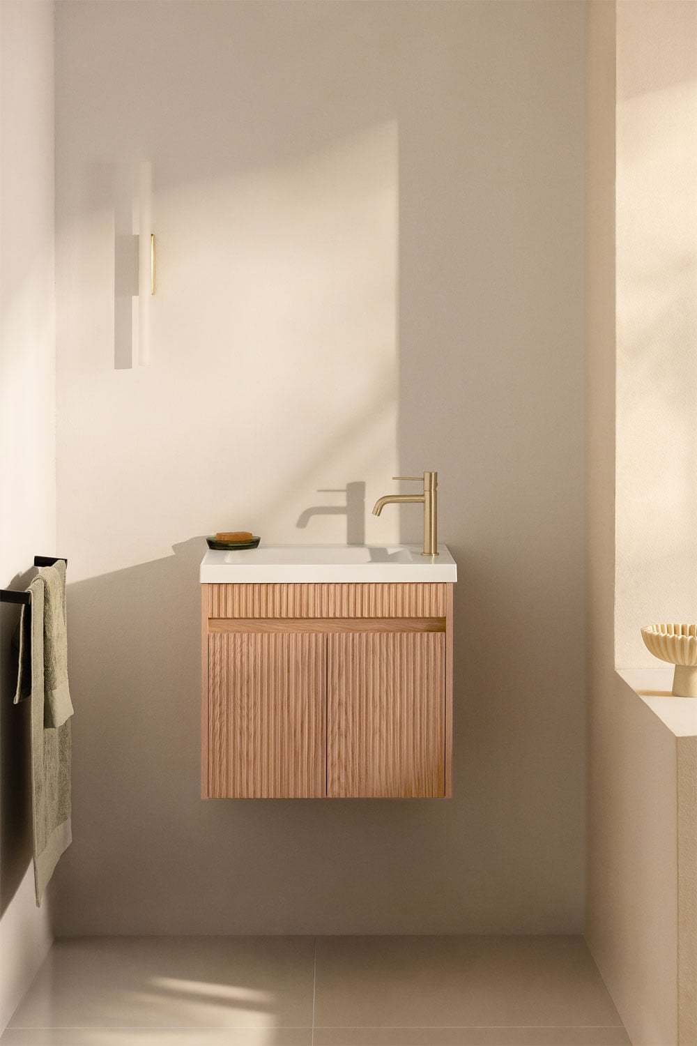 Ensemble de meuble de salle de bain suspendu en bois avec lavabo intégré Narek, image de la galerie 1