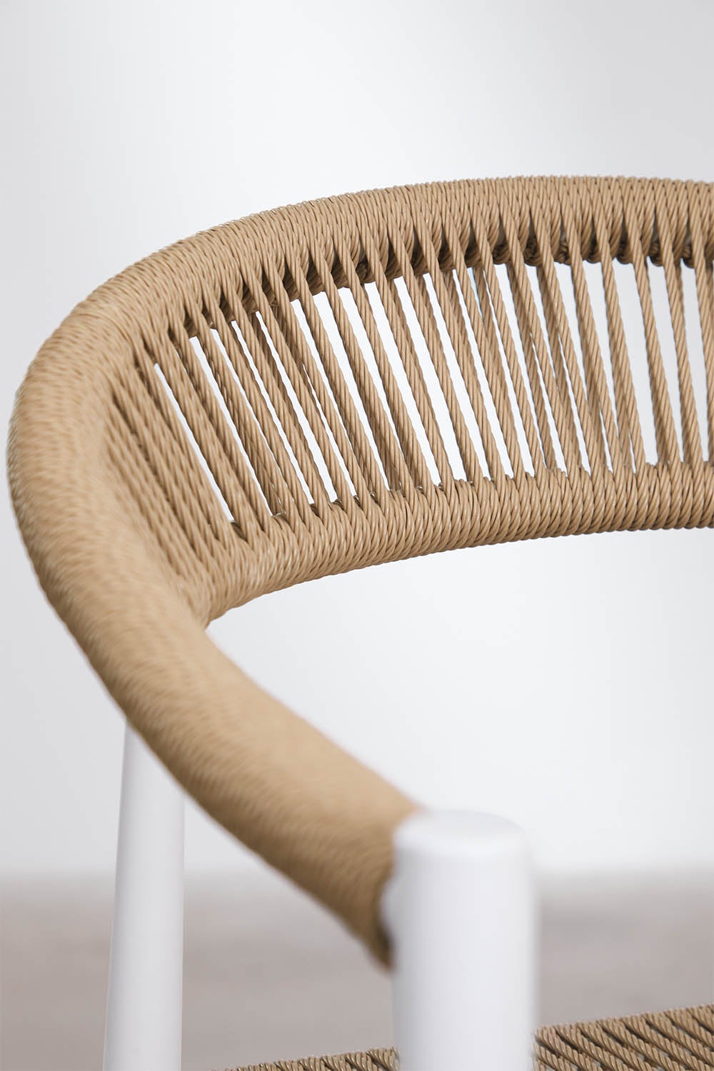 Pack de 2 tabourets de jardin hauts 75 cm en aluminium et rotin synthétique Amatria, image de la galerie 4