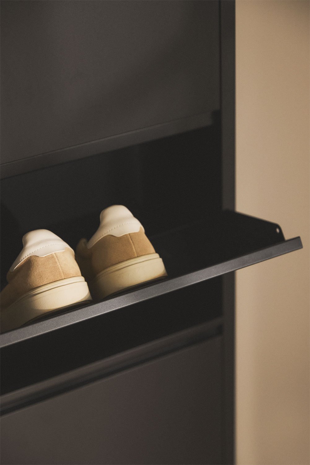 Étagère à chaussures en acier Logan, image de la galerie 2