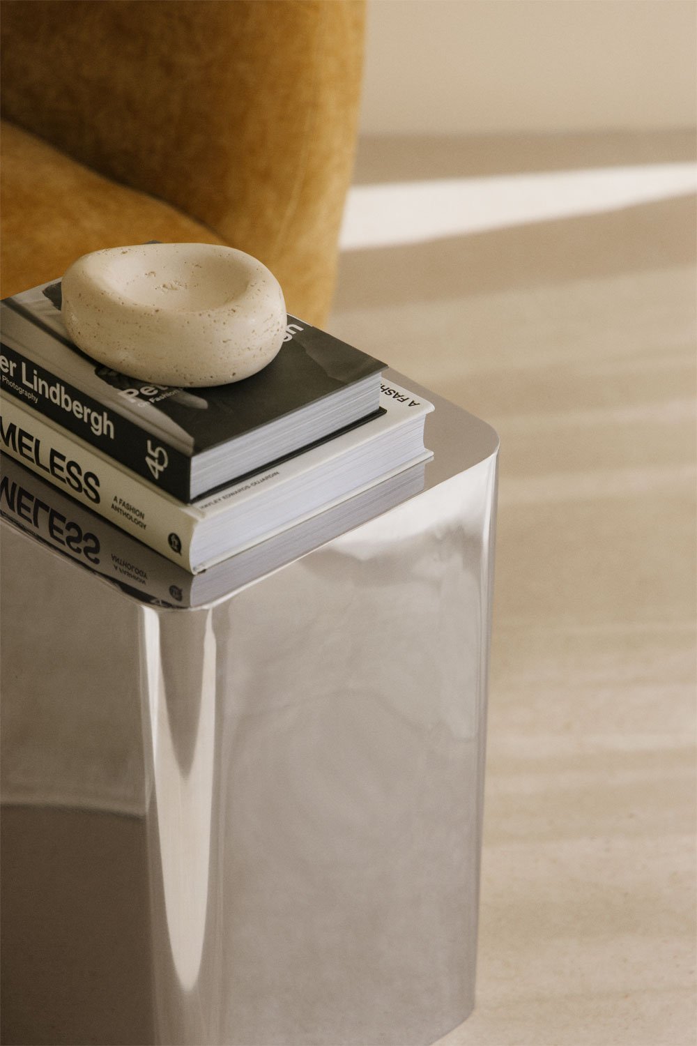 Table d'appoint carrée en acier Loraq, image de la galerie 2