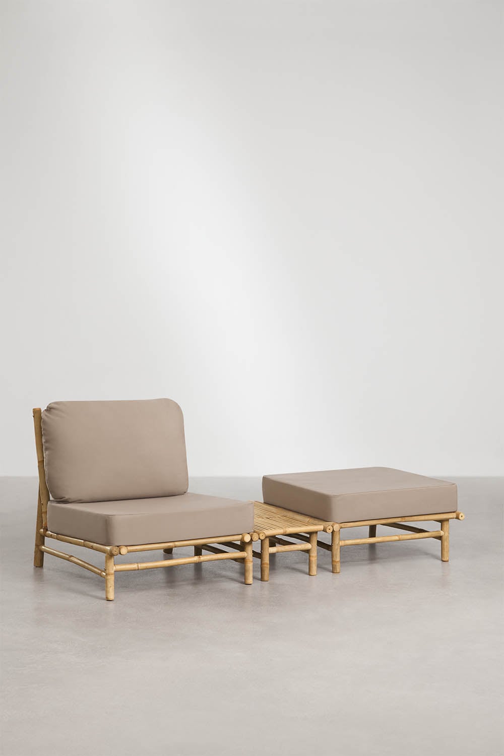 Ensemble de jardin avec fauteuil, pouf et table d'appoint rectangulaire 75x40 cm en bambou Isendra, image de la galerie 1