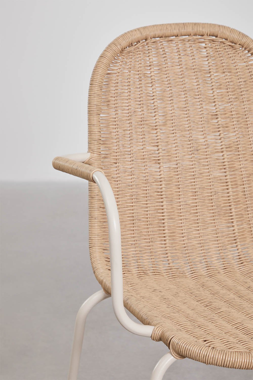 Chaise de salle à manger empilable avec accoudoirs en rotin synthétique Reiven, image de la galerie 4