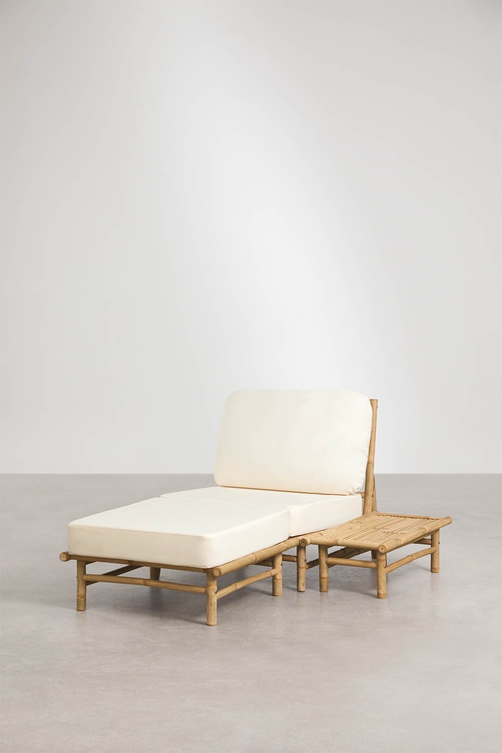 Ensemble de jardin avec fauteuil, pouf et table d'appoint rectangulaire en bambou Isendra, image de la galerie 1