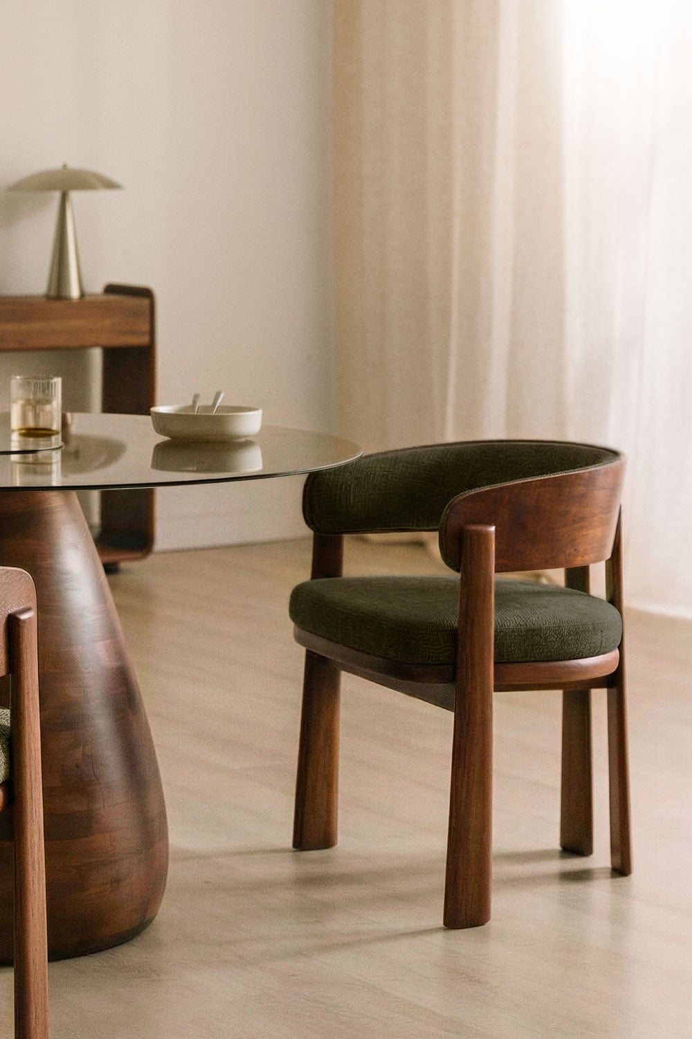 Pack de 4 chaises de salle à manger avec accoudoirs en bois de chêne et revêtement Olea Signature, image de la galerie 1