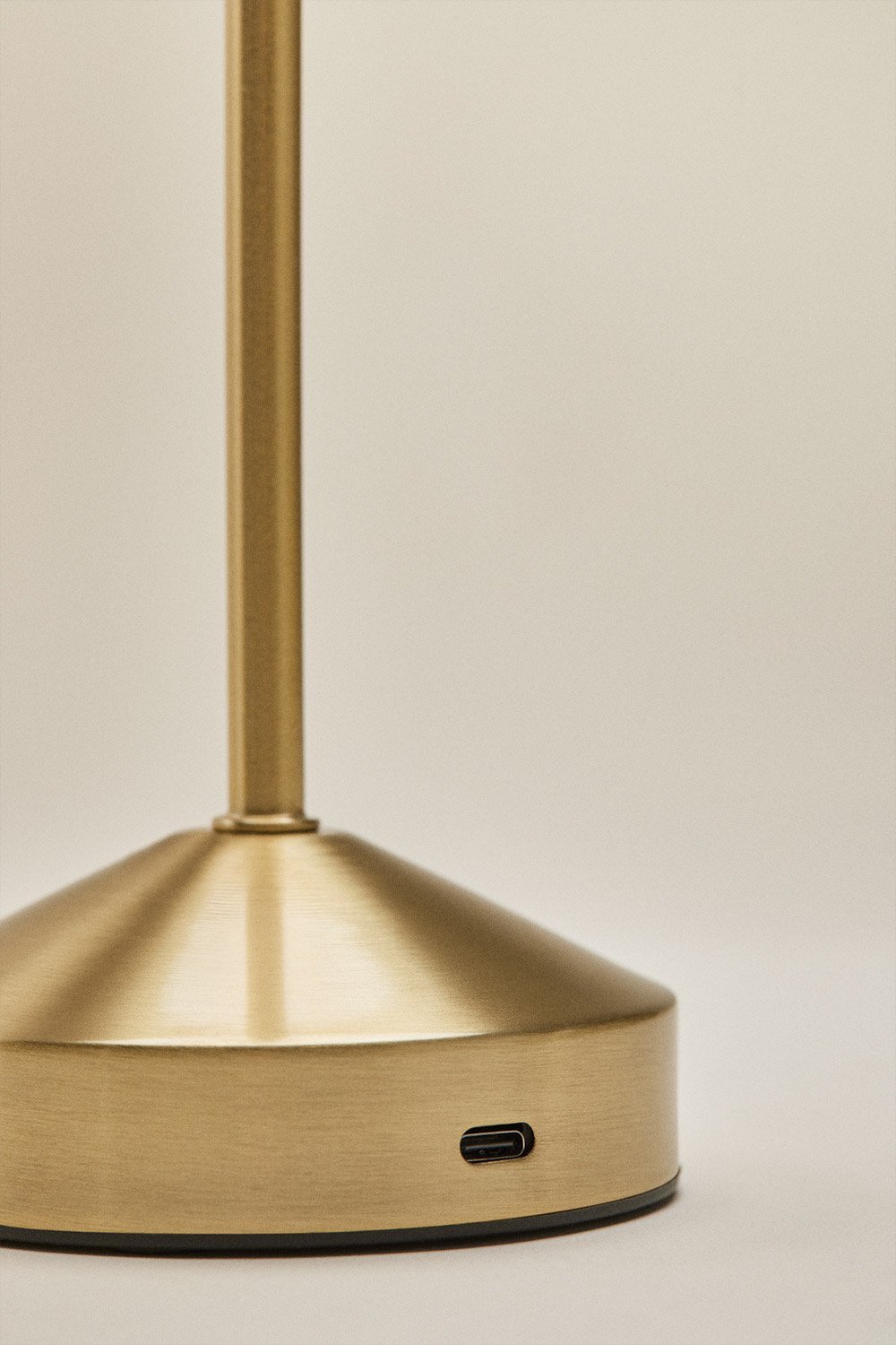 Lampe de table LED sans fil en fer et verre Ardela, image de la galerie 5