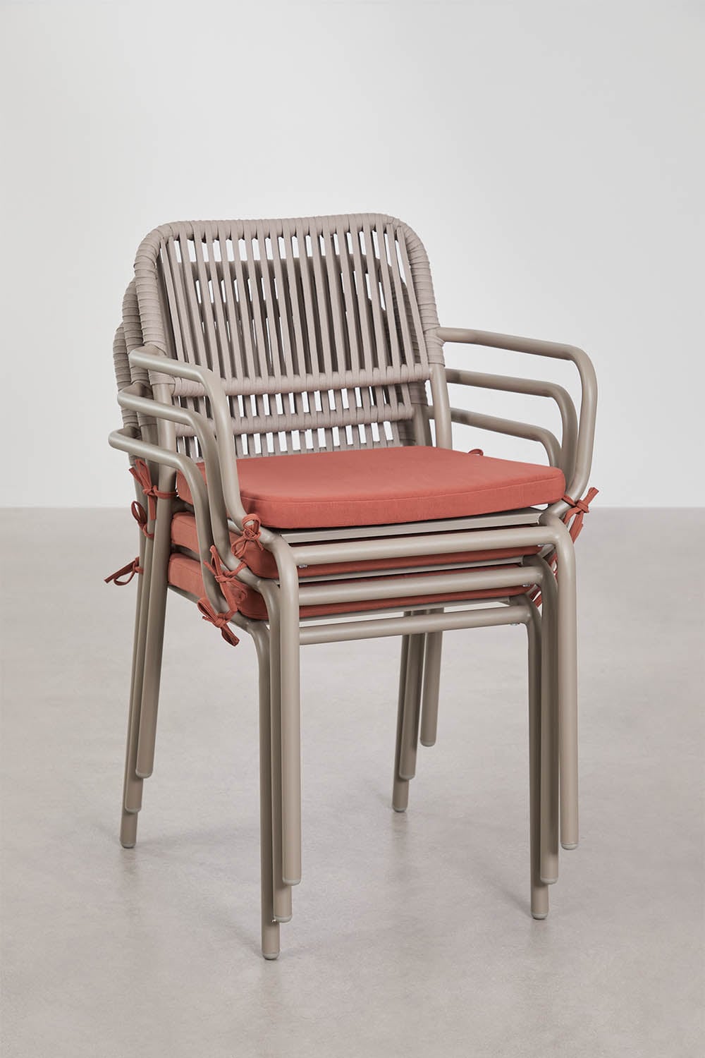 Chaise de salle à manger empilable avec accoudoirs en corde tressée Arhiza, image de la galerie 8