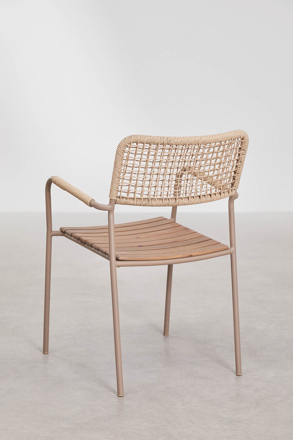 Pack de 2 chaises de jardin empilables avec accoudoirs en acier et bois d'acacia Tilda, image de la galerie 3