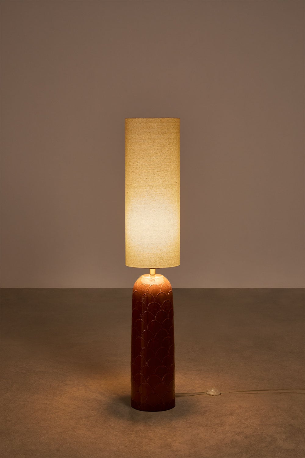 Lampe sur pied en céramique et lin Macarena, image de la galerie 2