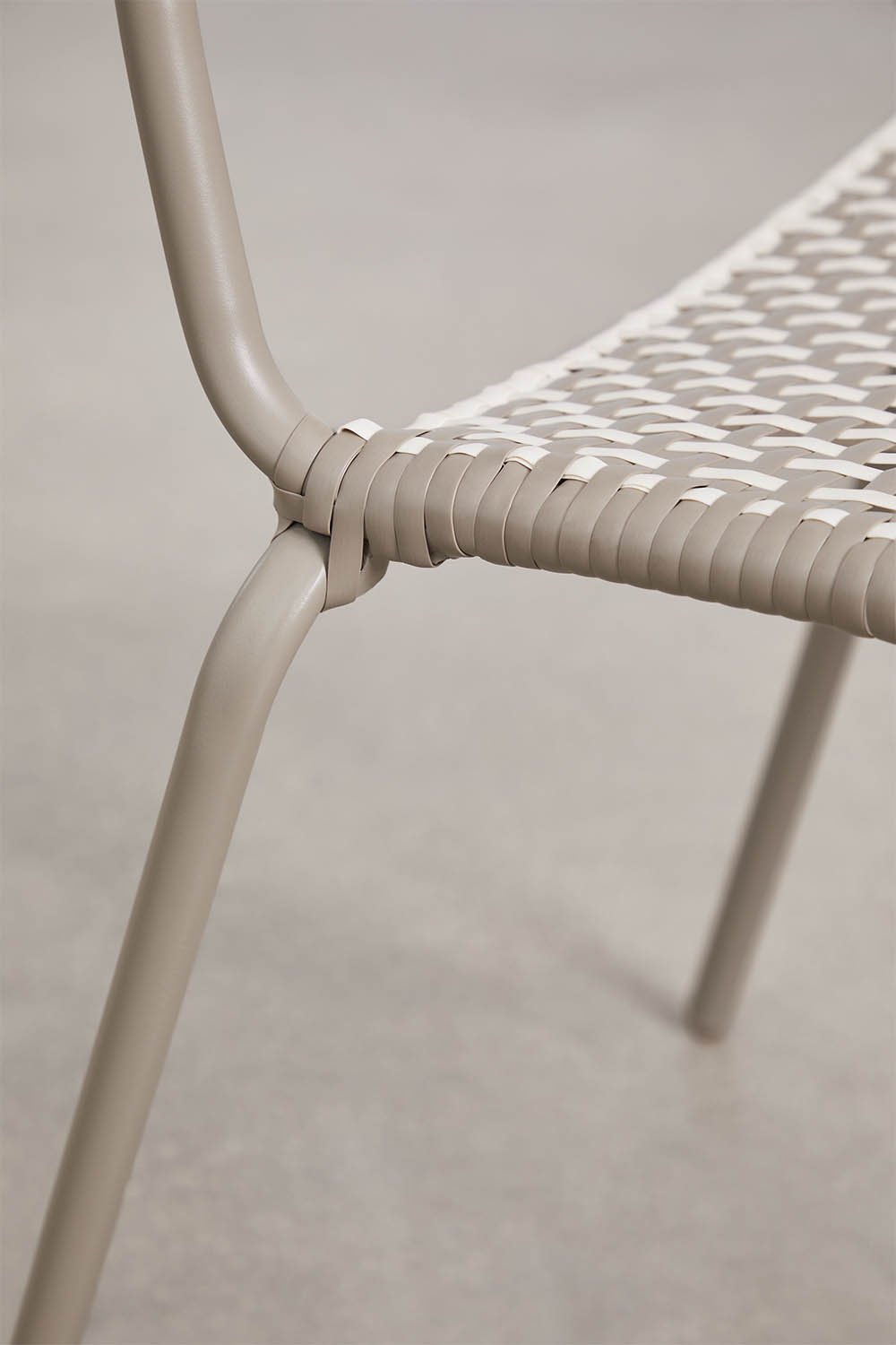 Pack de 4 chaises de jardin empilables en acier et rotin synthétique Veyra, image de la galerie 6