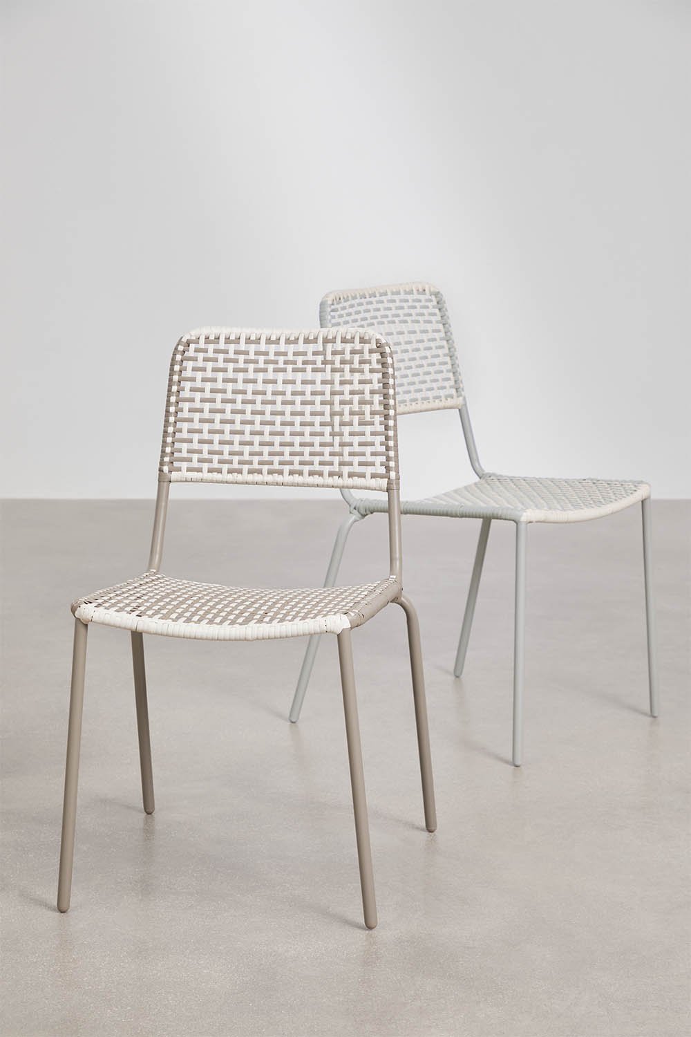 Pack de 2 chaises de salle à manger empilables en acier et rotin synthétique Veyra, image de la galerie 9