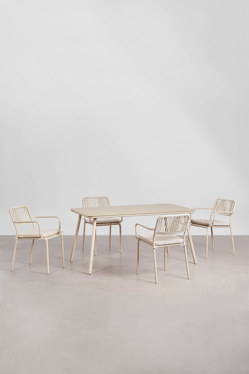 Set de table rectangulaire 160x90 cm et 4 chaises de salle à manger empilables en corde tressée Arhiza, image de la galerie 1