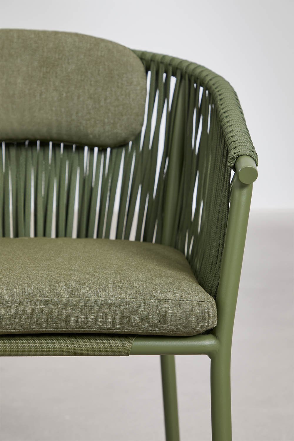 Pack de 4 chaises de jardin empilables avec accoudoirs en aluminium et corde tressée Ondina, image de la galerie 4