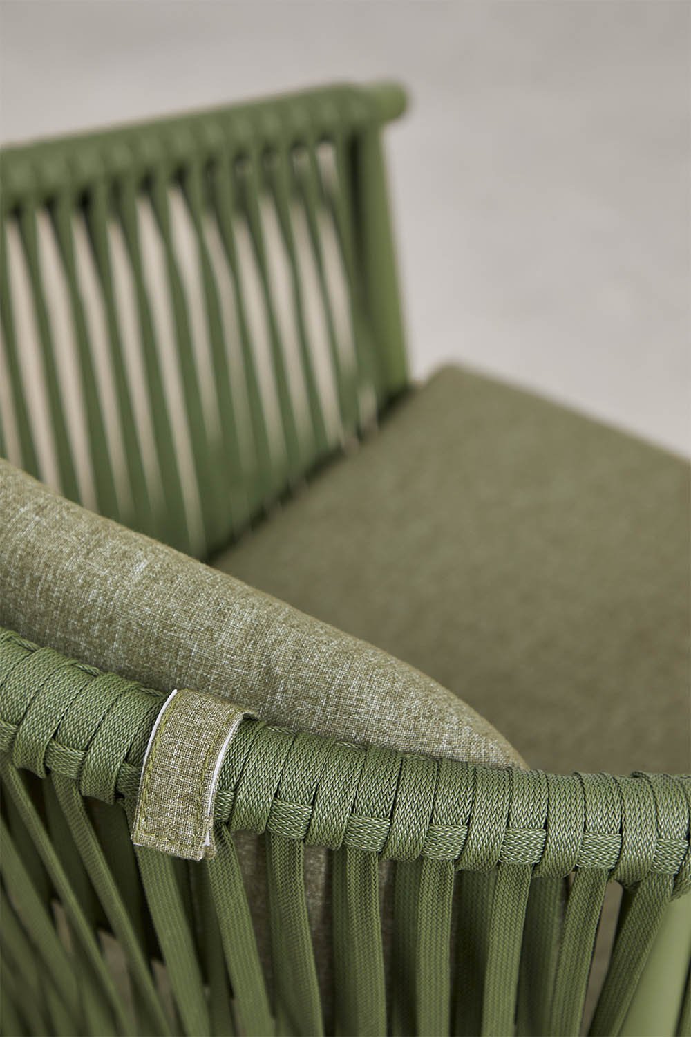 Pack de 4 chaises de jardin empilables avec accoudoirs en aluminium et corde tressée Ondina, image de la galerie 5