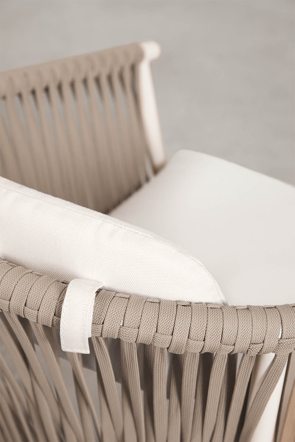 Pack de 2 chaises de salle à manger empilables avec accoudoirs en aluminium et corde tressée Ondina, image de la galerie 5