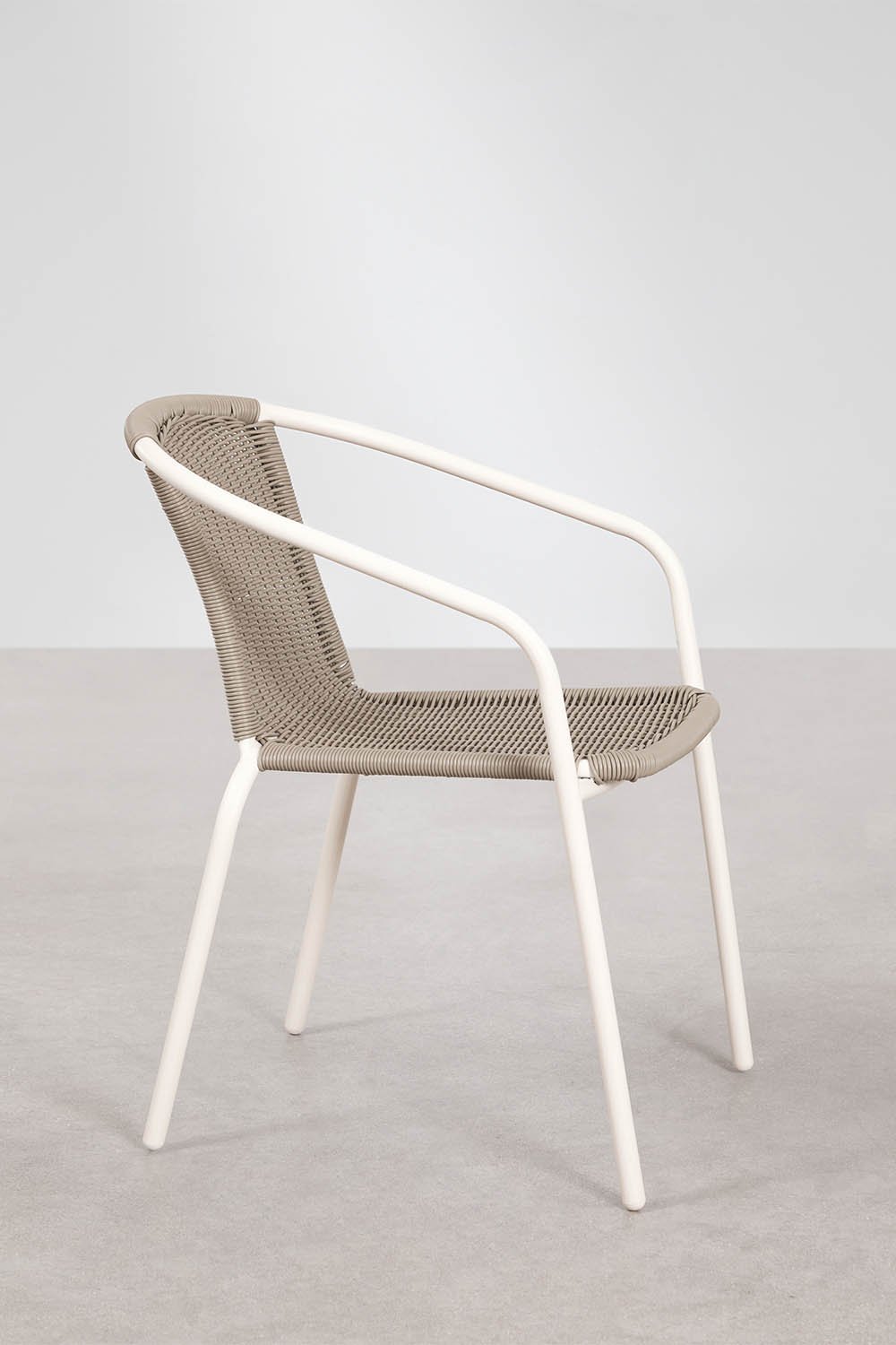 Chaise de salle à manger empilable avec accoudoirs en acier et rotin synthétique Kalymana, image de la galerie 2