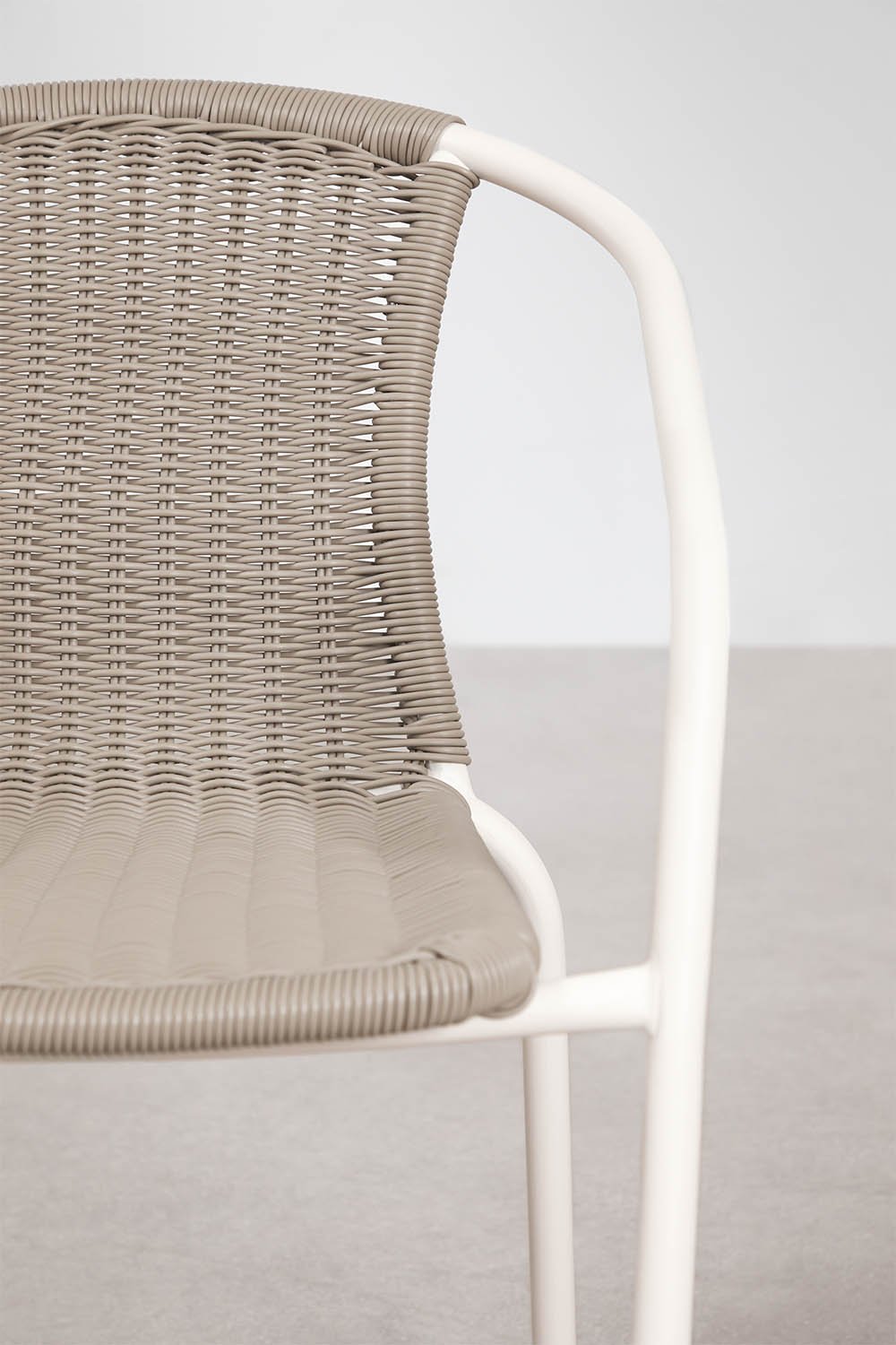 Chaise de salle à manger empilable avec accoudoirs en acier et rotin synthétique Kalymana, image de la galerie 4