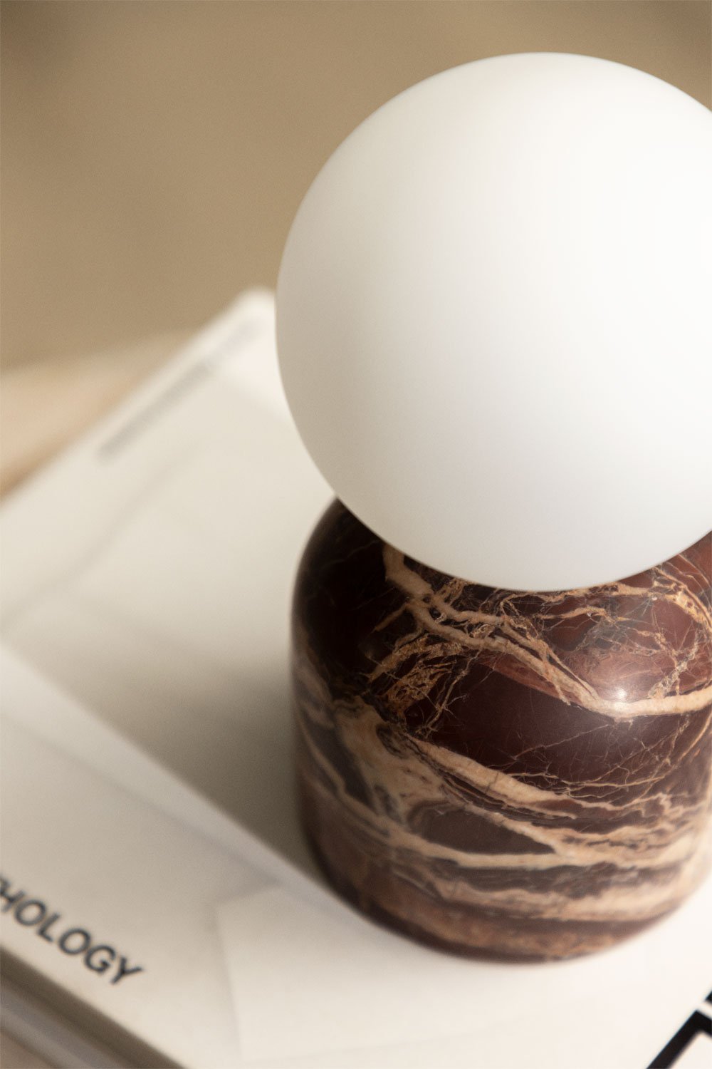 Lampe de table en pierre naturelle Tumkur, image de la galerie 2