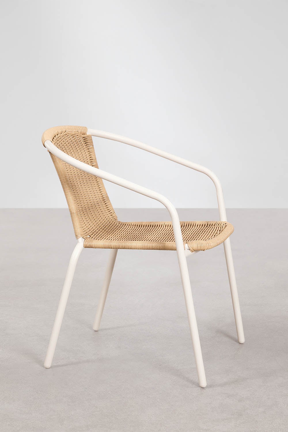 Pack de 4 chaises de salle à manger empilables avec accoudoirs en acier et rotin synthétique Kalymana, image de la galerie 2