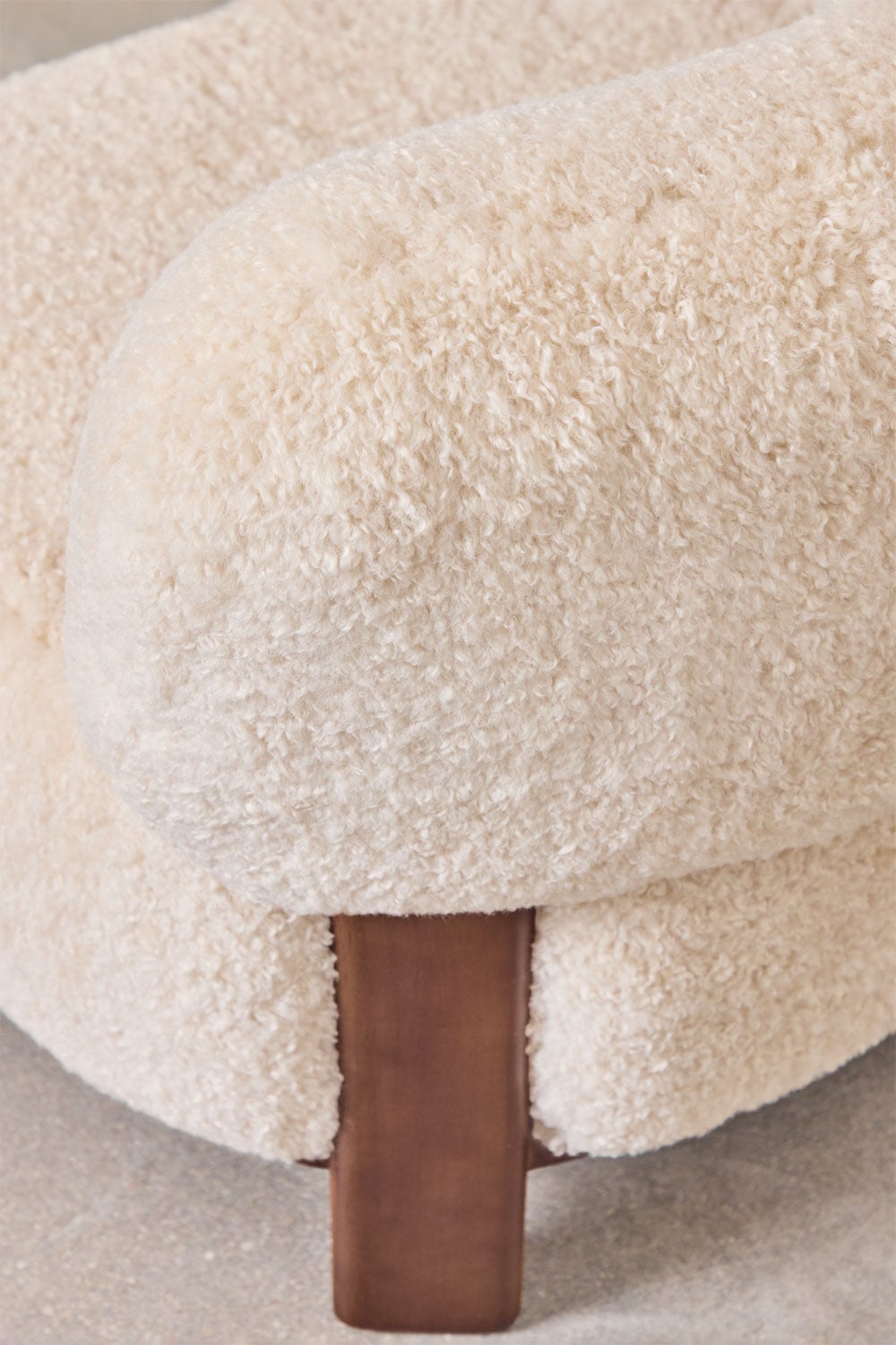 Fauteuil en bois tapissé Eldred, image de la galerie 2