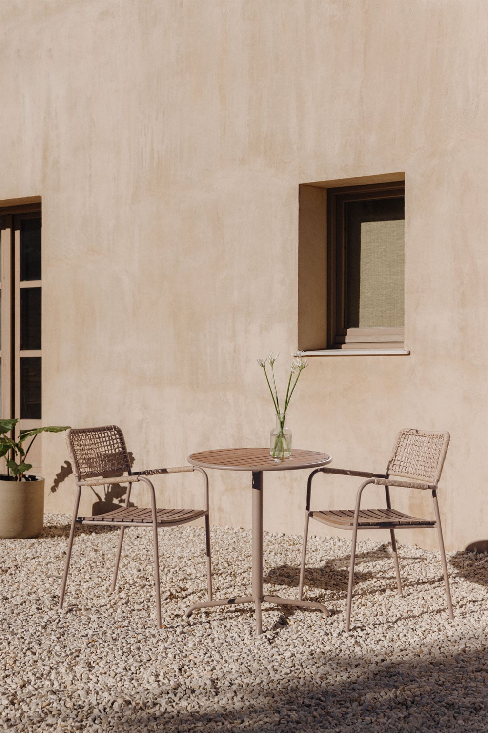 Set de table de jardin ronde Ø65 cm et 2 chaises de jardin empilables en acier et bois d'acacia Tilda, image de la galerie 1