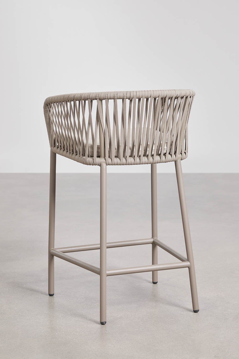 Tabouret haut avec accoudoirs en corde tressée Arhiza, image de la galerie 3