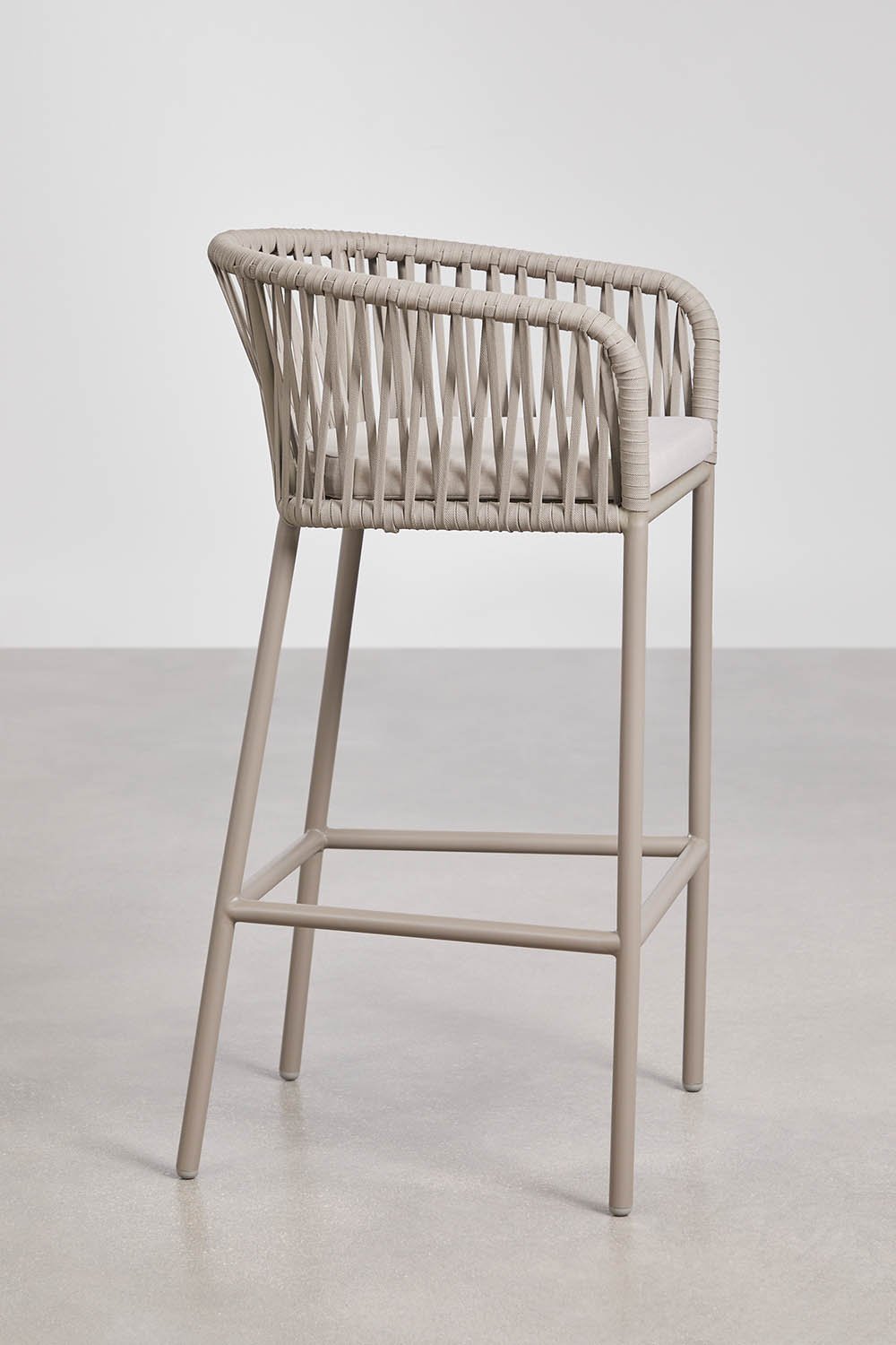 Tabouret haut avec accoudoirs en corde tressée Arhiza, image de la galerie 2