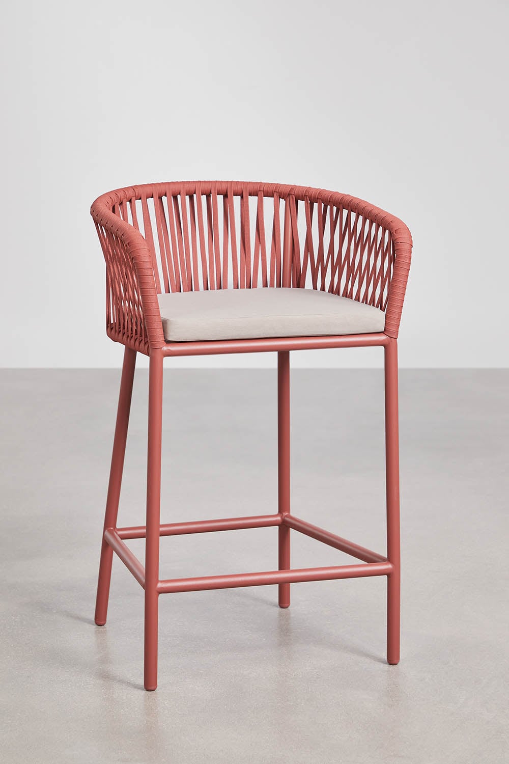 Tabouret haut avec accoudoirs en corde tressée Arhiza, image de la galerie 1