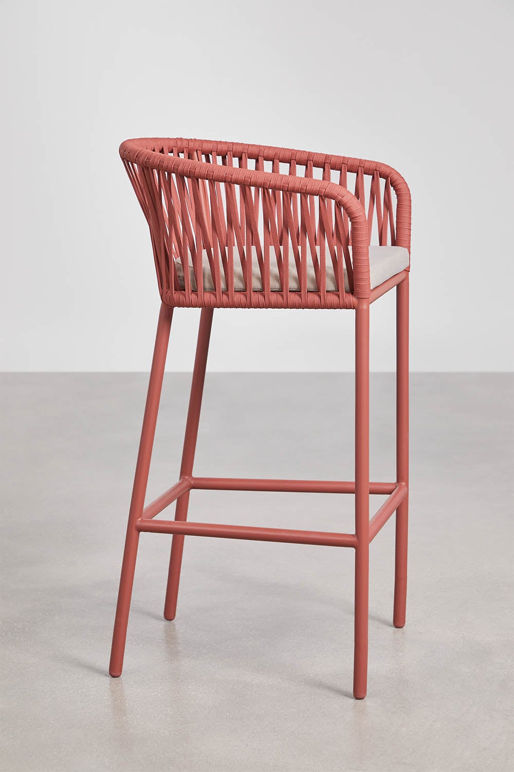 Tabouret haut avec accoudoirs en corde tressée Arhiza, image de la galerie 2