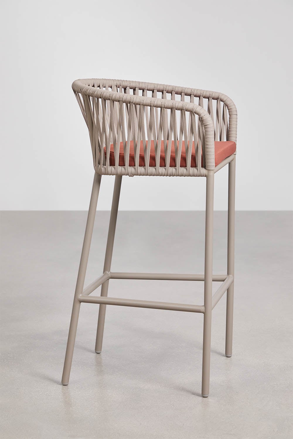 Tabouret haut avec accoudoirs en corde tressée Arhiza, image de la galerie 2