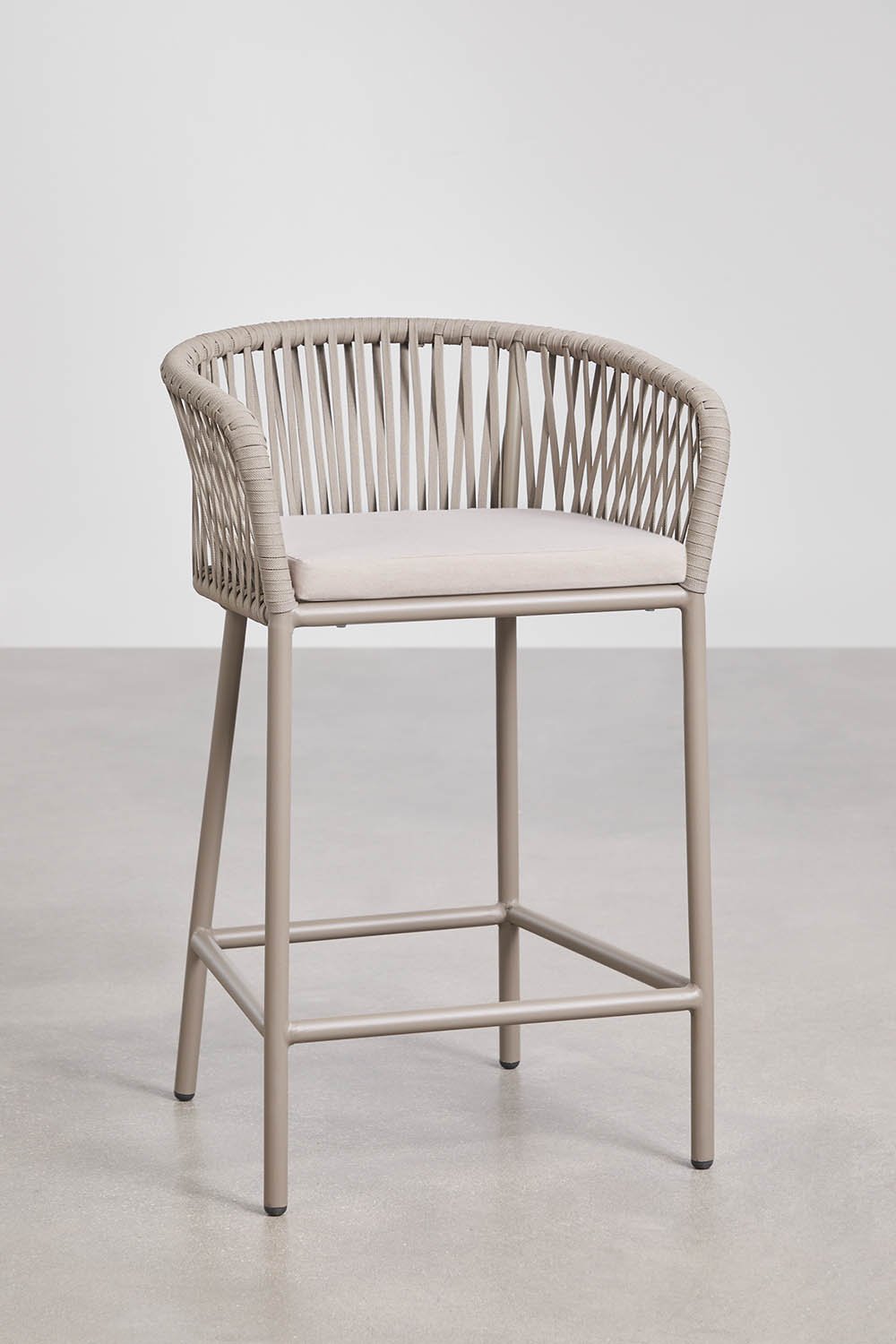 Pack de 4 tabourets hauts avec accoudoirs en corde tressée Arhiza, image de la galerie 1