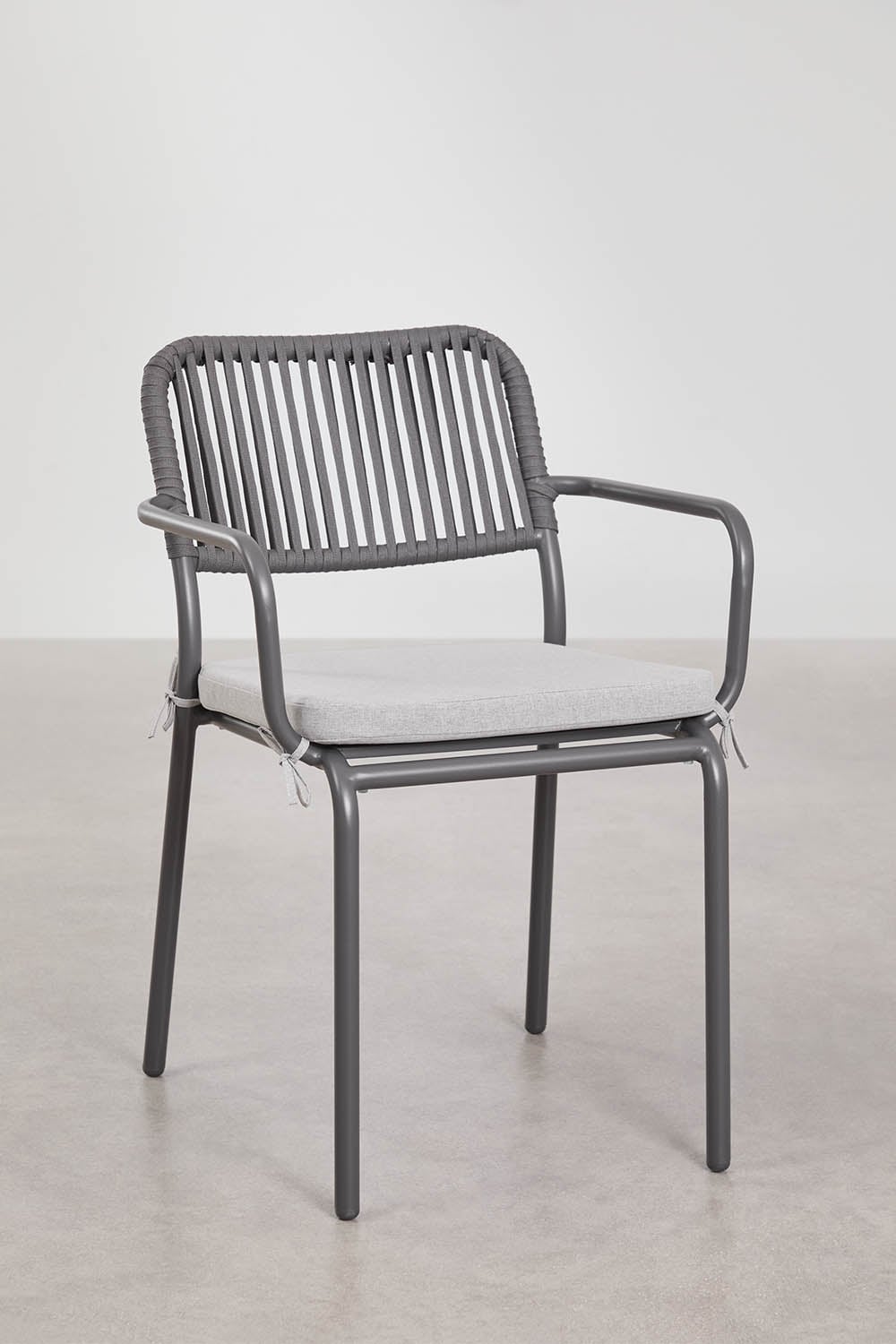 Chaise de jardin empilable avec accoudoirs en corde tressée Arhiza, image de la galerie 2